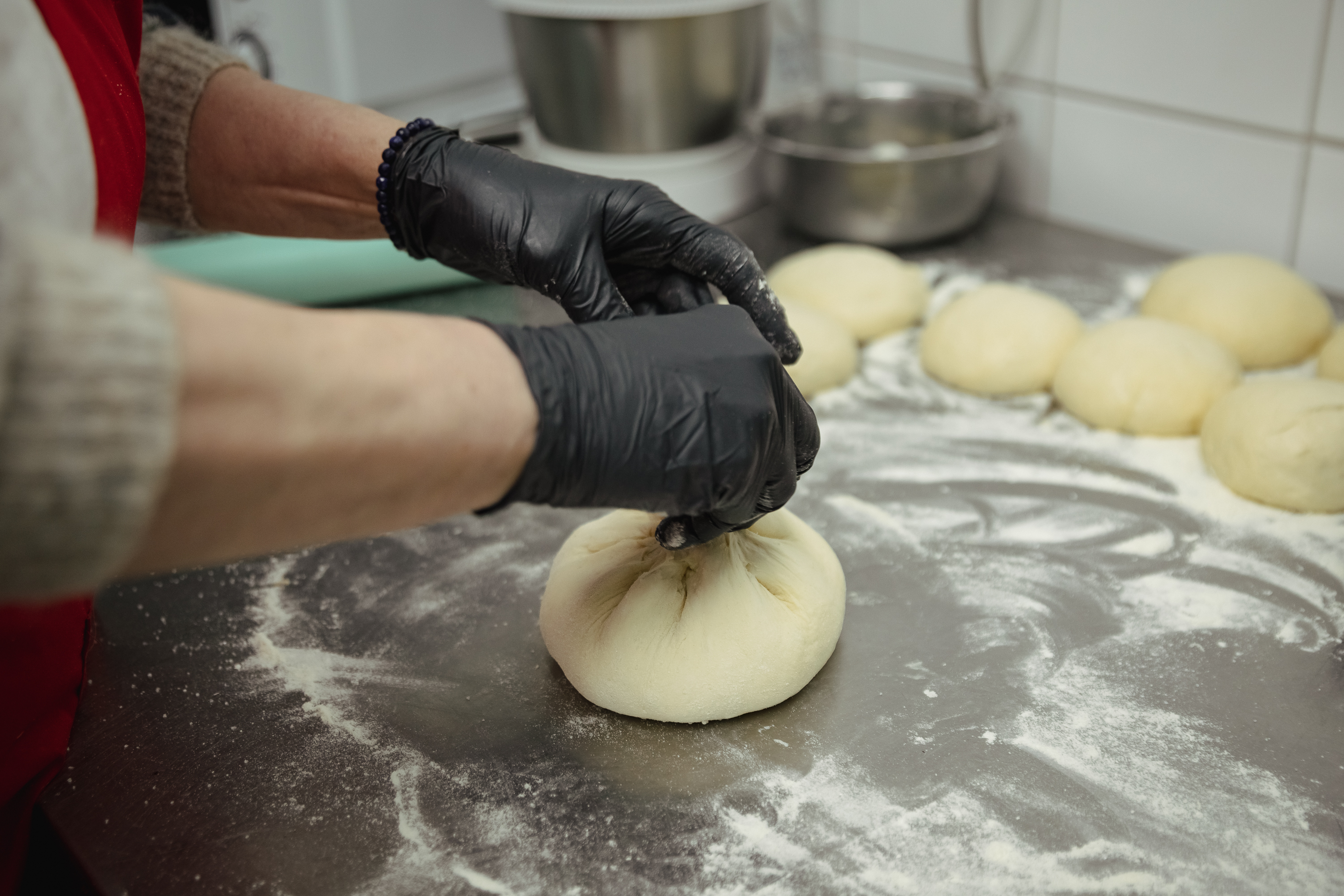 „Românii au încă probleme cu ospitalitatea. La bucătărie și servicii mai aveți de lucru”. Interviu cu un venerabil șef de restaurante venit la București să deschidă un local. La el a mâncat și Putin