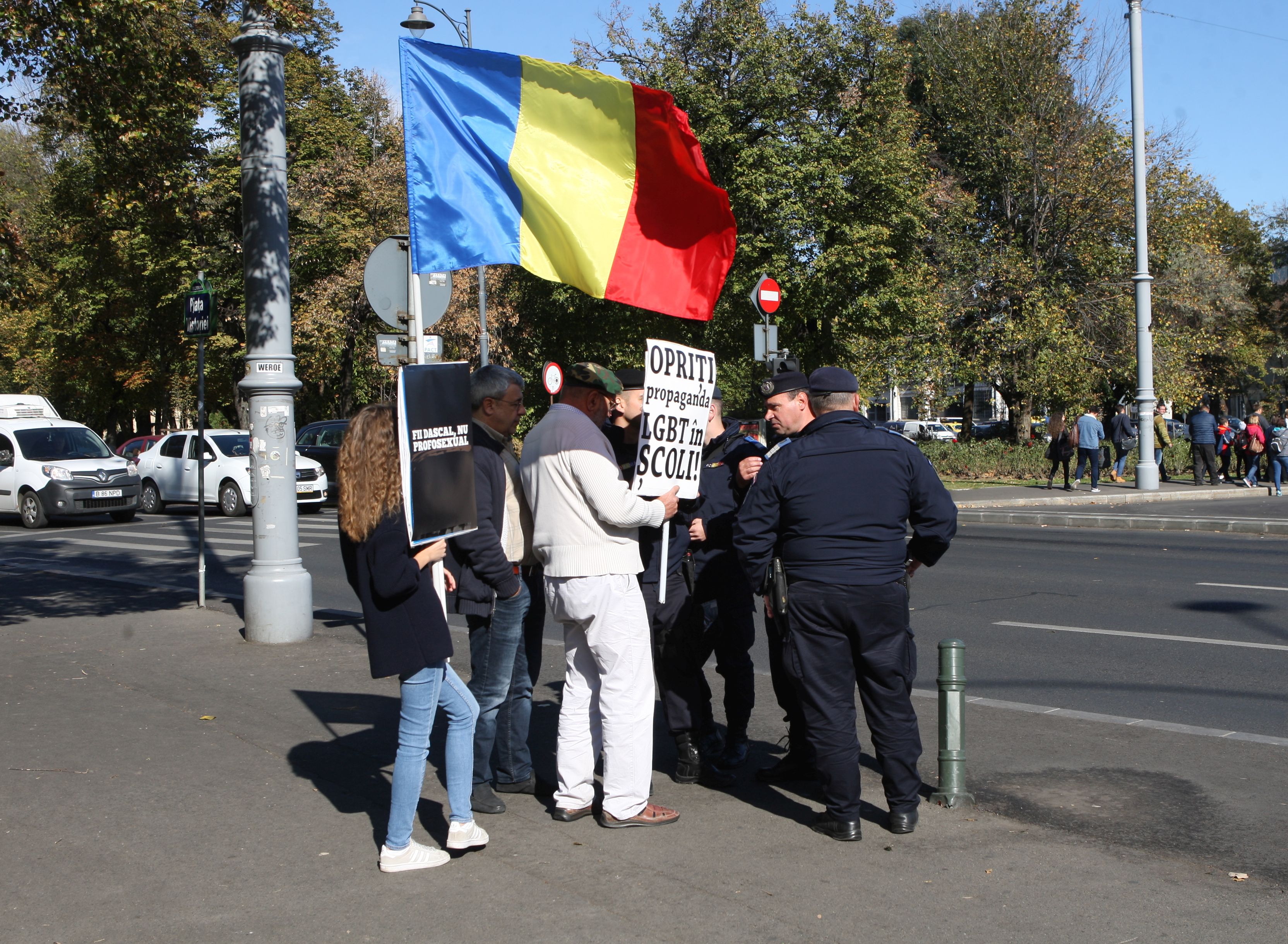 GALERIE FOTO / Protest al părinților în Piața Victoriei, joi, împotriva propagandei homosexuale în școli
