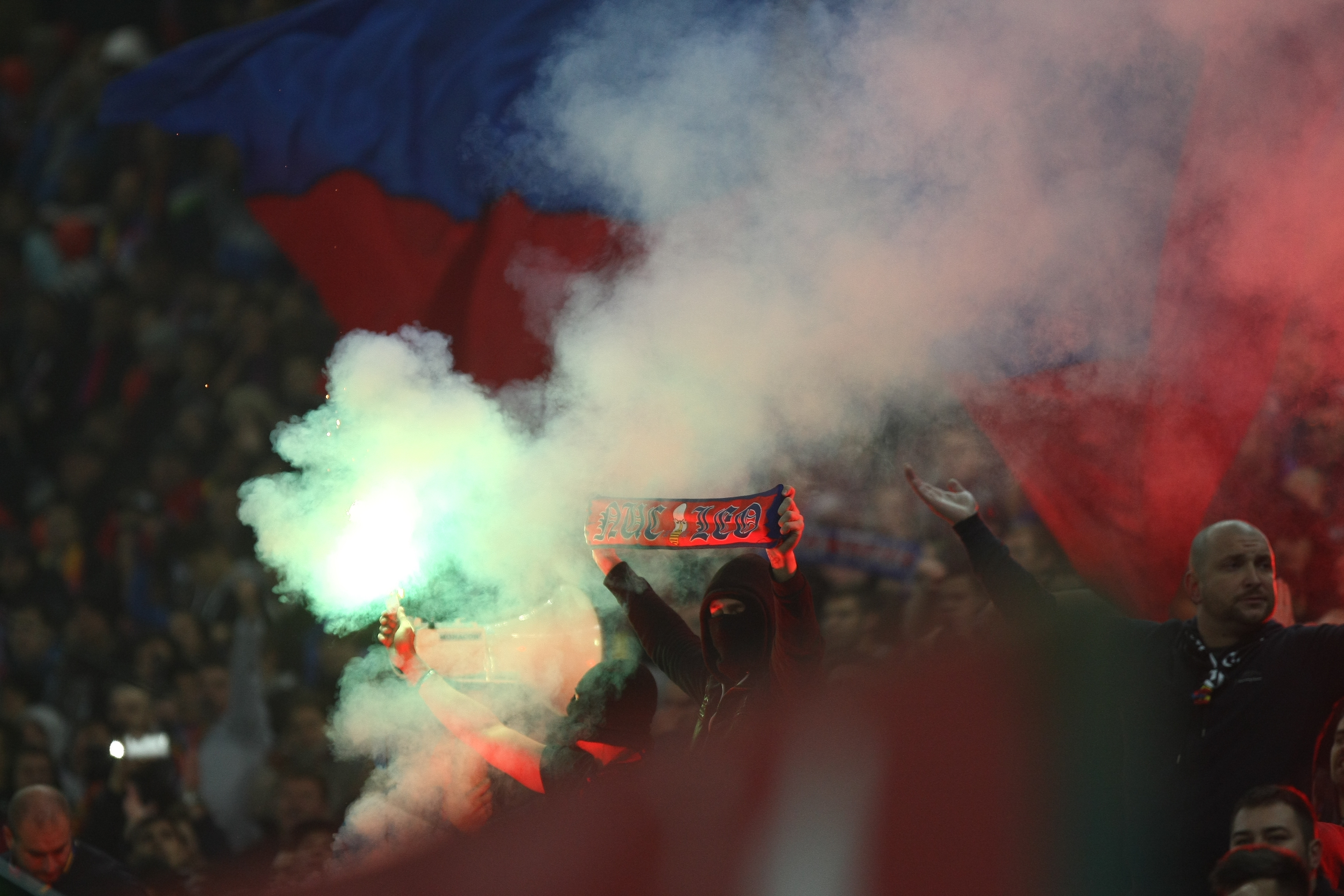 GALERIE FOTO&VIDEO / Atmosferă incendiară la derby. Coregrafii spectaculoase ale celor două galerii