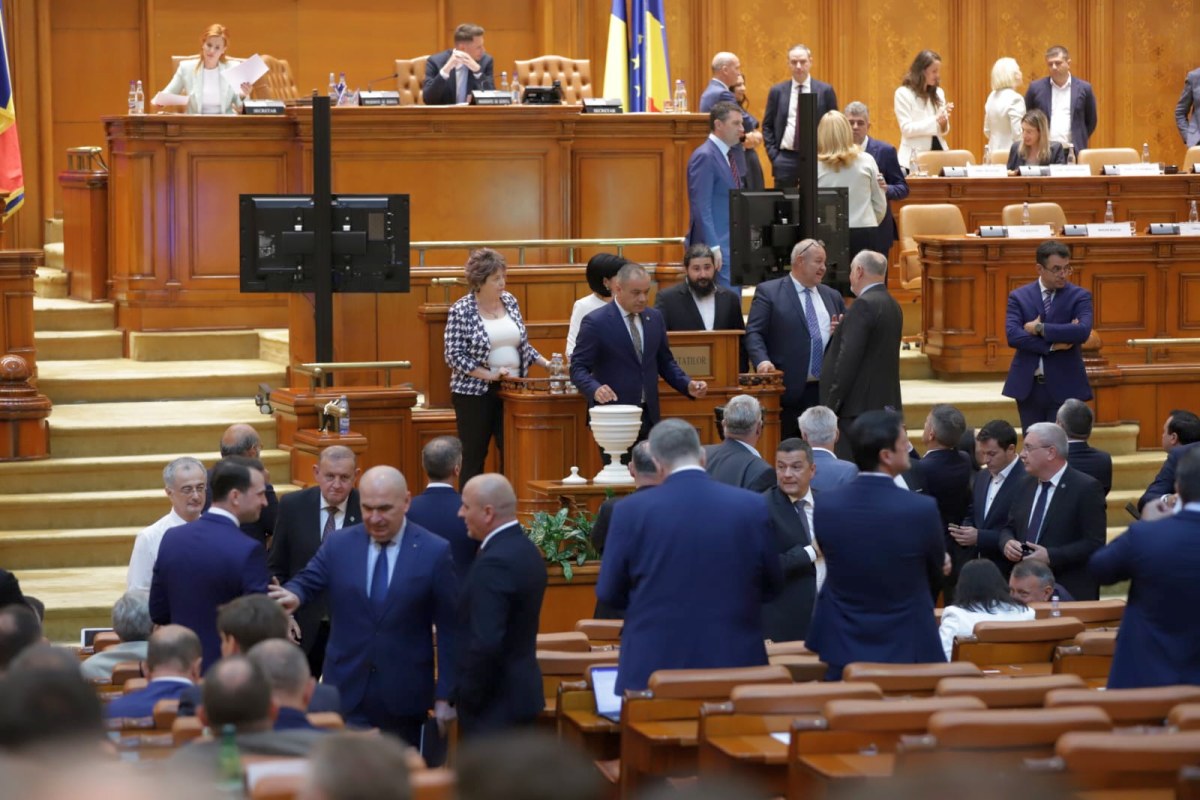 Toate cele patru moțiuni de cenzură depuse împotriva Guvernului Bolojan au fost respinse în Parlament. Ce urmează
