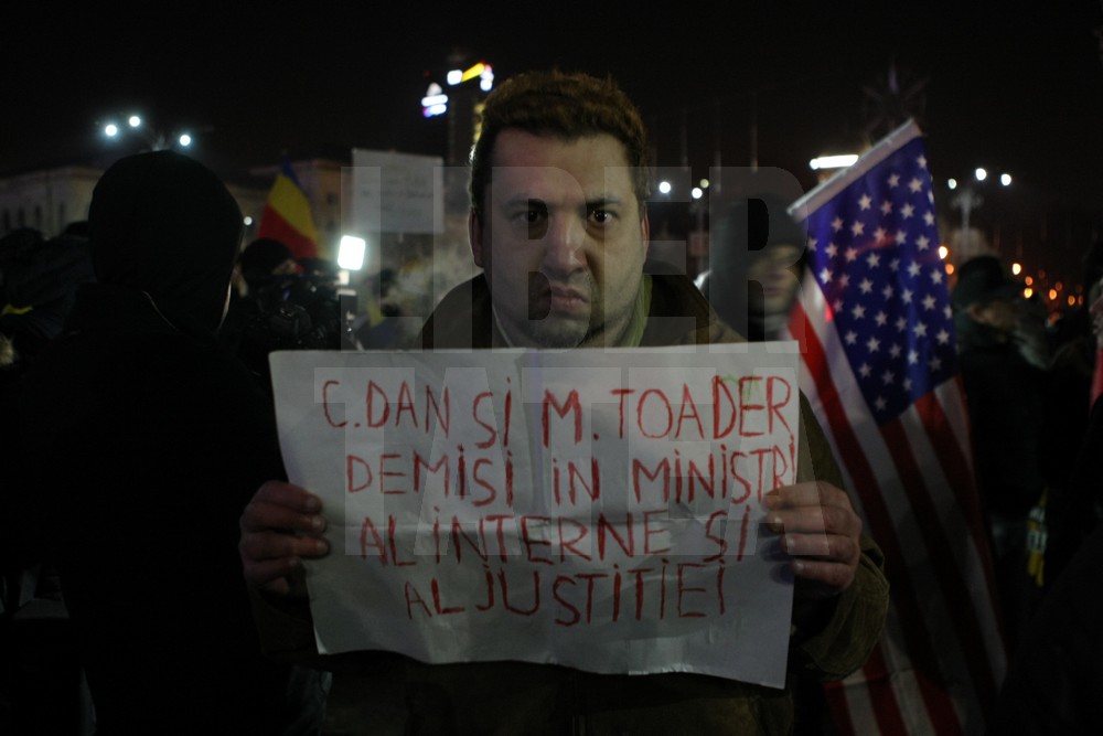 UPDATE. Protest, miercuri seara, în Piața Victoriei. ”Uniți toți, scăpăm țara de hoți!”. Hora frăției, în fața Guvernului / GALERIE FOTO