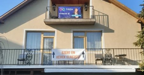 Egy házban az ellenzékkel - Az egyik testvér fideszes, a másik tiszás, így élnek egymás felett, plakátokkal üzengetve egymásnak