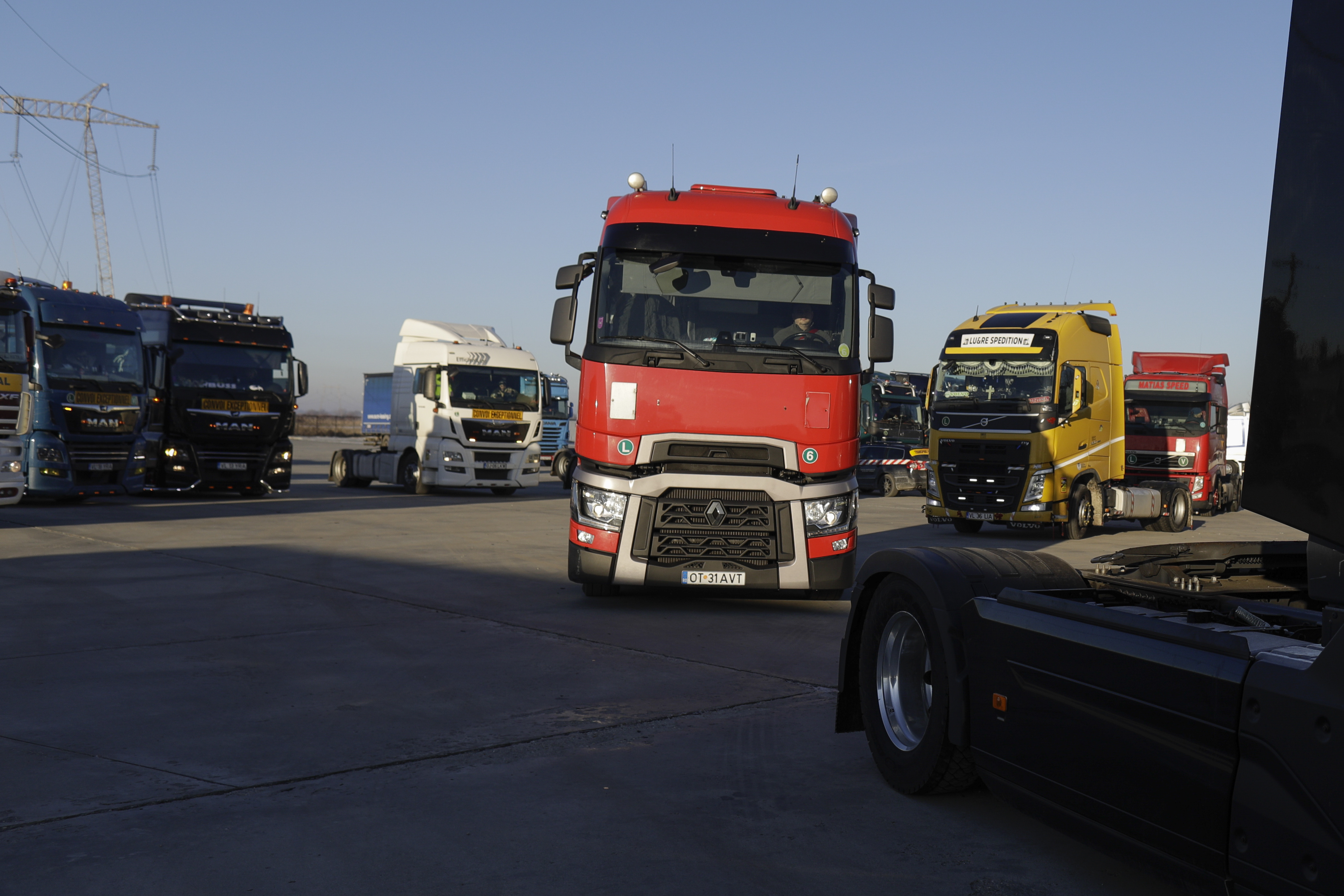Transportatorii și fermierii, blocați de forțele de ordine să intre în Capitală, în a doua zi de proteste. Predoiu: „Trebuie să aibă autorizație”