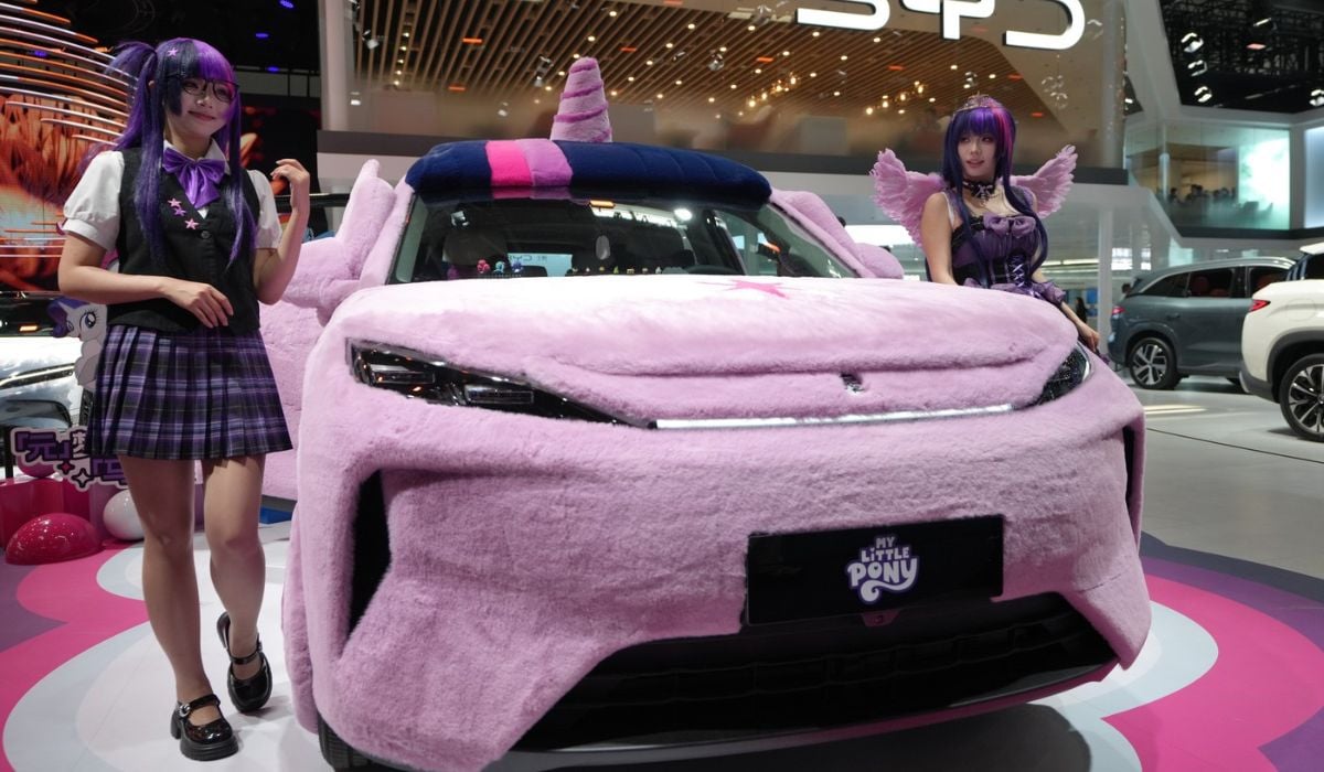 Cum arată cea mai pufoasă și drăgălașă mașină din lume: noul BYD cu tapițerie plușată și tematică „My Little Pony” a cucerit Beijingul