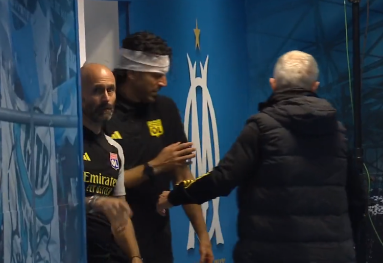 Meciul Marseille - Lyon nu s-a mai jucat, după ce autocarul oaspeților a fost atacat cu pietre, iar antrenorul Fabio Grosso a fost umplut de sânge