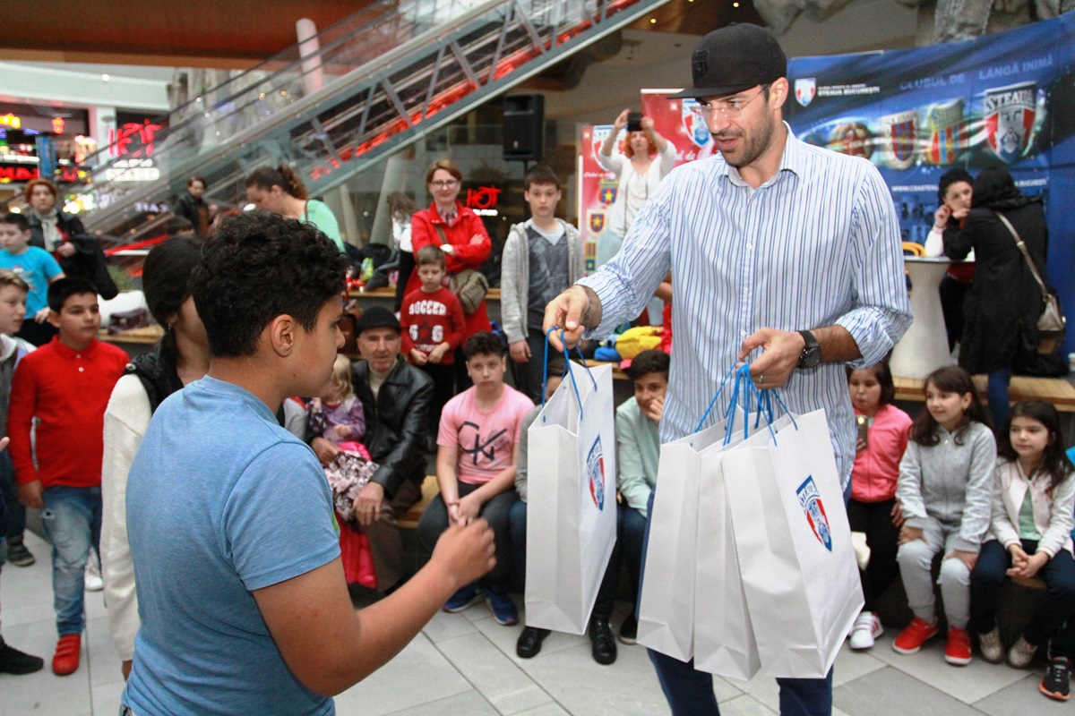 Virgil Stănescu, președintele echipei de baschet Steaua, a dat lecții de baschet în mall