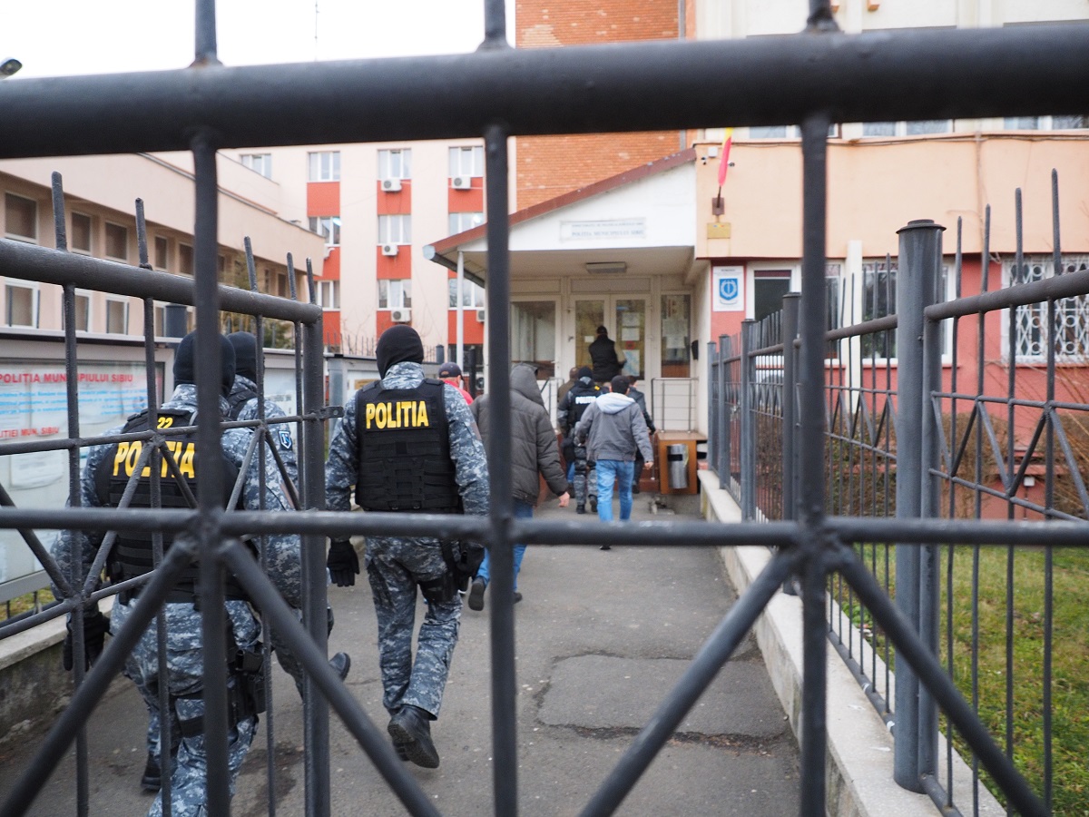 Suspecţii a peste 100 de furturi din maşini, duşi cu mascaţii la audieri! GALERIE FOTO