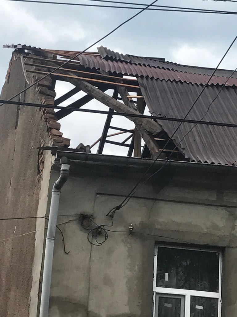 UPDATE: Inundațiile și furtunile au făcut ravagii în șase județe din țară. Zeci de oameni, pe drumuri în urma vijeliei