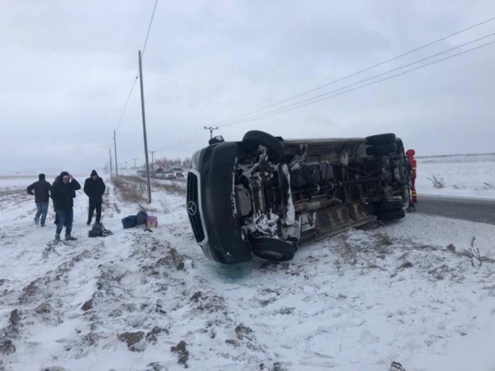 Microbuz răsturnat în Dumbrăveni, județul Suceava. 18 oameni, în pericol / FOTO
