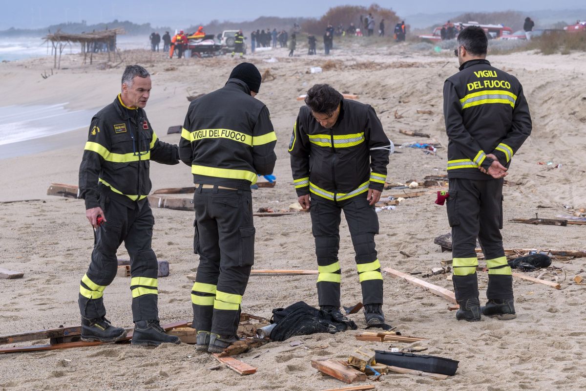 „Ne-au aruncat în mare, să fie barca mai ușoară”. Mărturii după naufragiul din sudul Italiei, în care au murit 64 de migranți, dintre care 14 copii