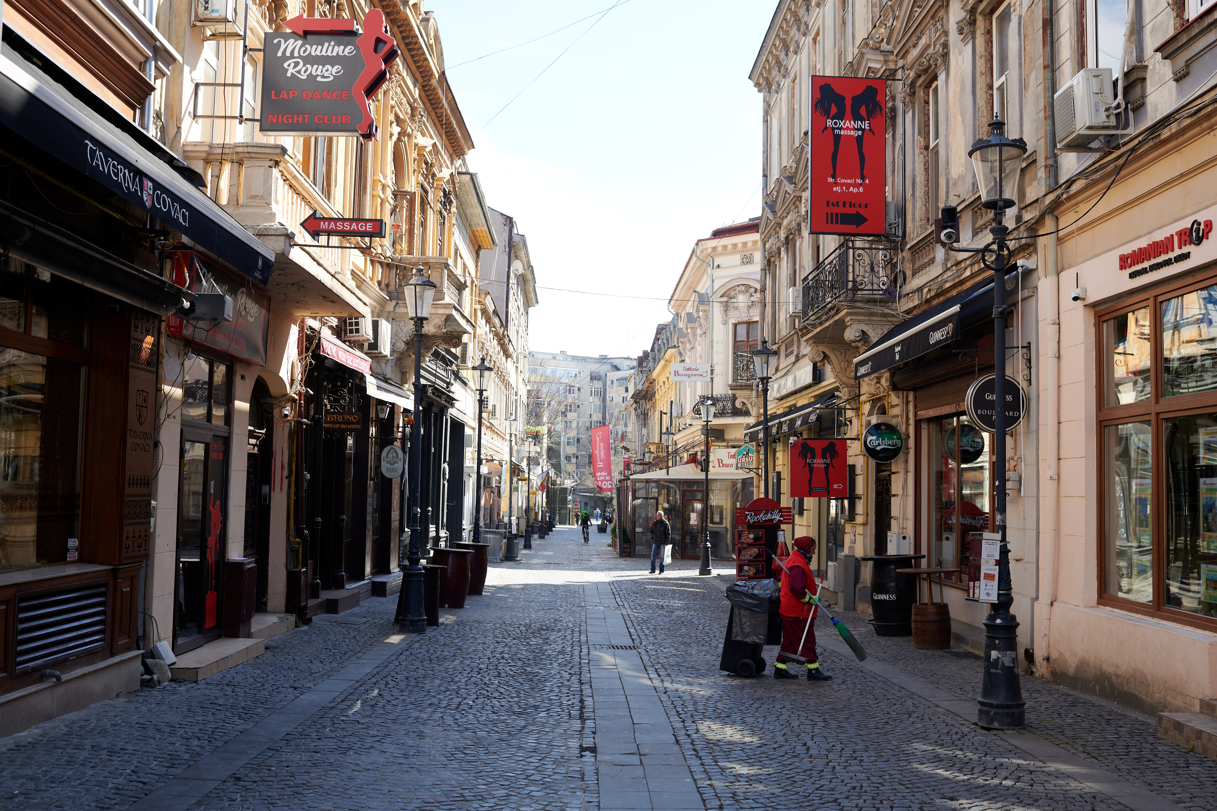 Starea de urgență îi ține pe bucureșteni în case și închide localurile din Centrul Vechi. Fotografii cu Capitala goală