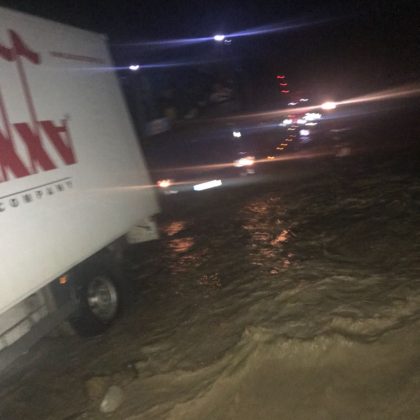 Inundații grave în mai multe județe din țară, după ploile torențiale. Sute de oameni sunt izolați din cauza viiturilor