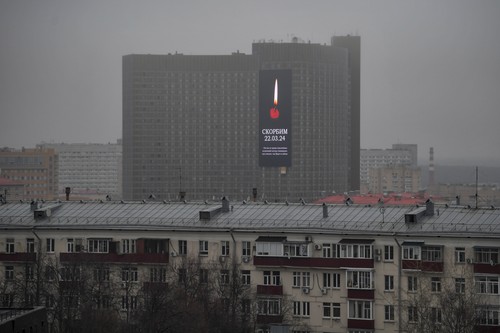 Putin, filmat când aprinde o lumânare în biserică, la două zile de la atac. Imaginile, publicate de Kremlin | VIDEO