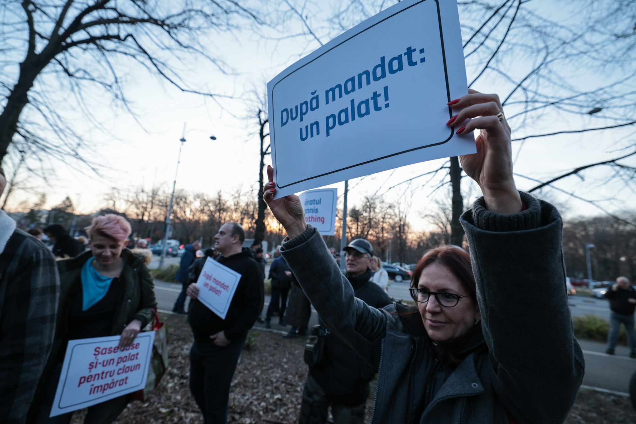 Protest AUR în fața imobilului din Aviatorilor renovat în secret pentru 7 milioane de euro: „După mandat, un palat”