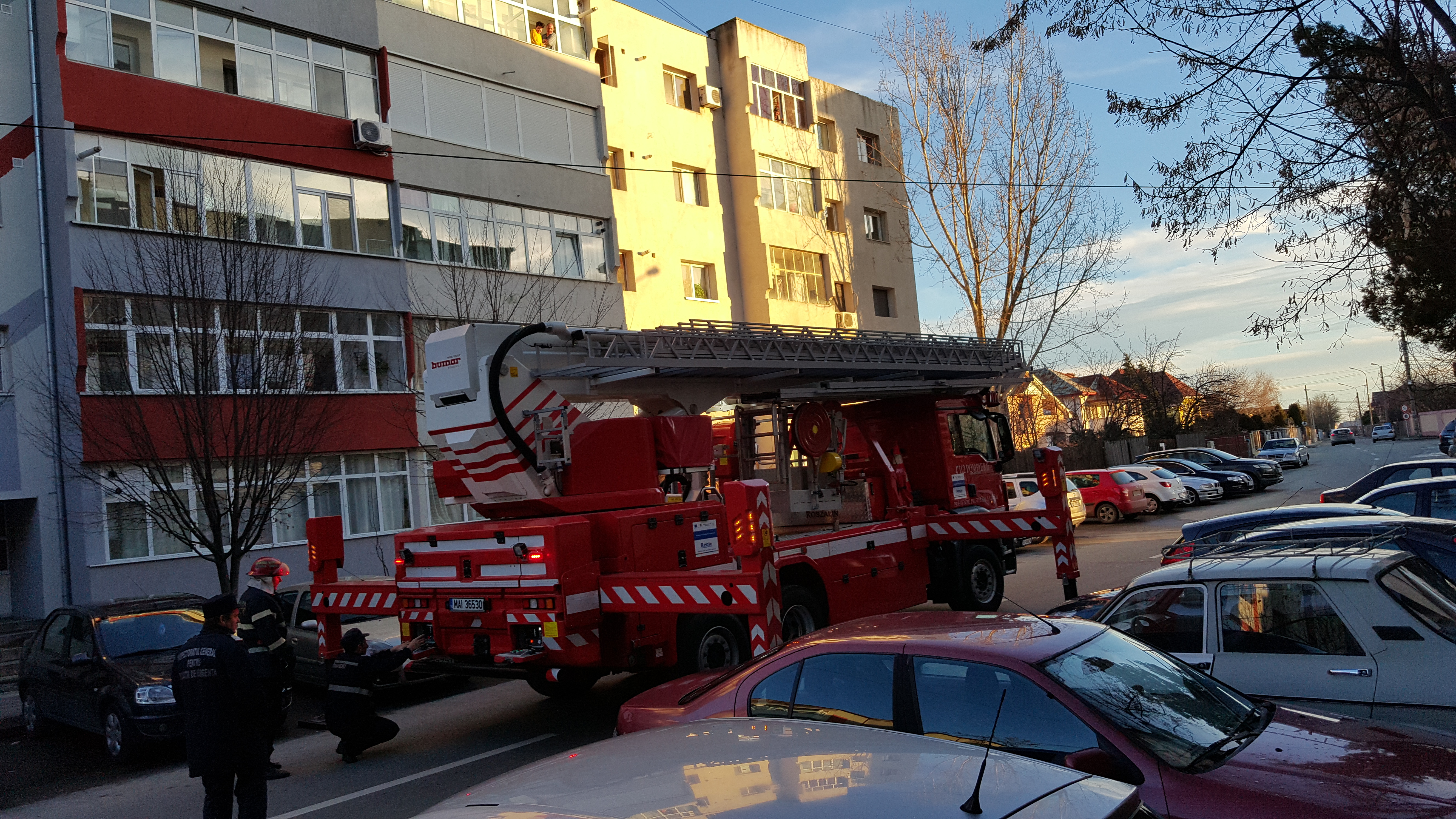 Desfăşurare impresionantă de forţe pentru salvarea unei pisici! GALERIE FOTO&VIDEO