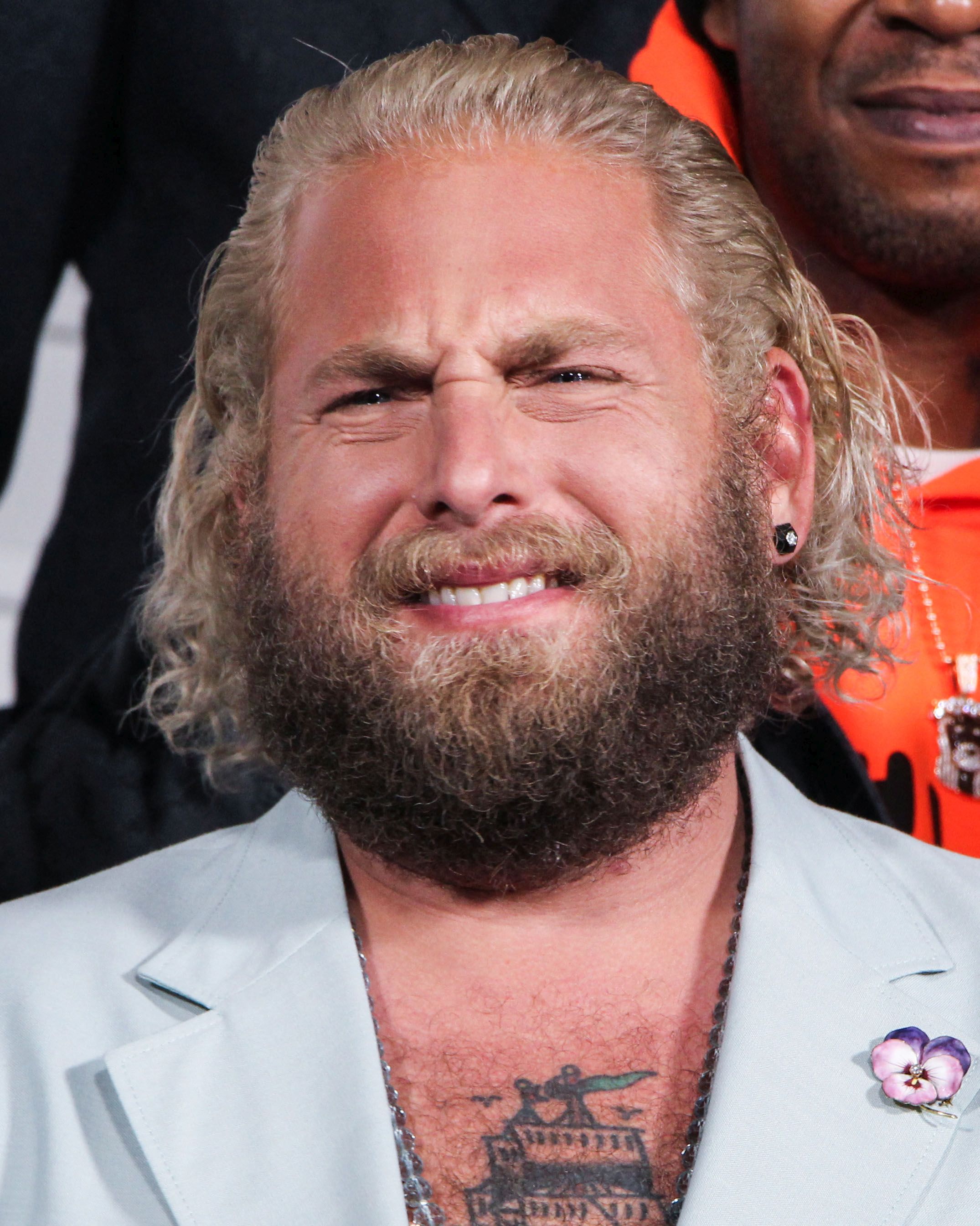 Jonah Hill a ajuns de nerecunoscut. A fost fotografiat în pantaloni scurți și nebărbierit de luni bune, după ce a slăbit colosal