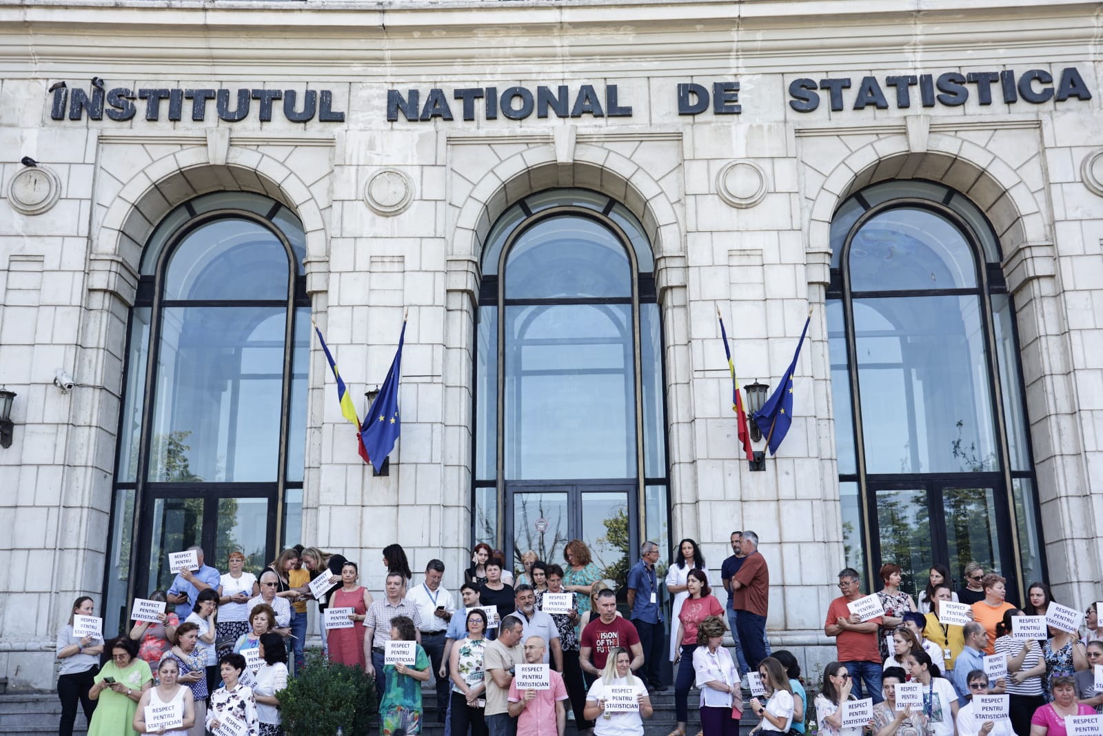 Lista salariilor „nesimțite” a fost afișată la geam de bugetarii nemulțumiți de reducerea sporurilor