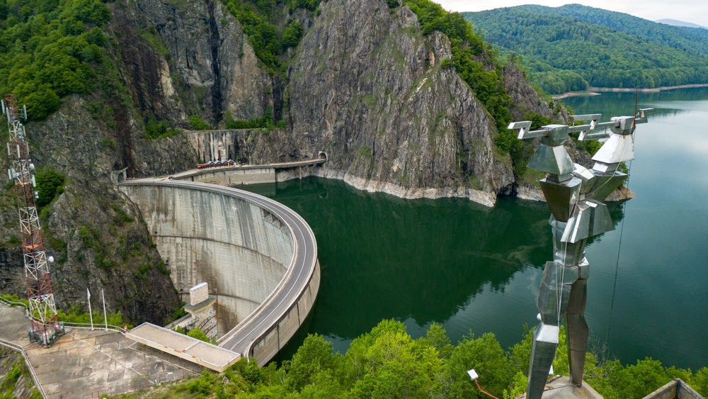 Când se reumple lacul Vidraru: a fost adus inclusiv un elicopter la baraj