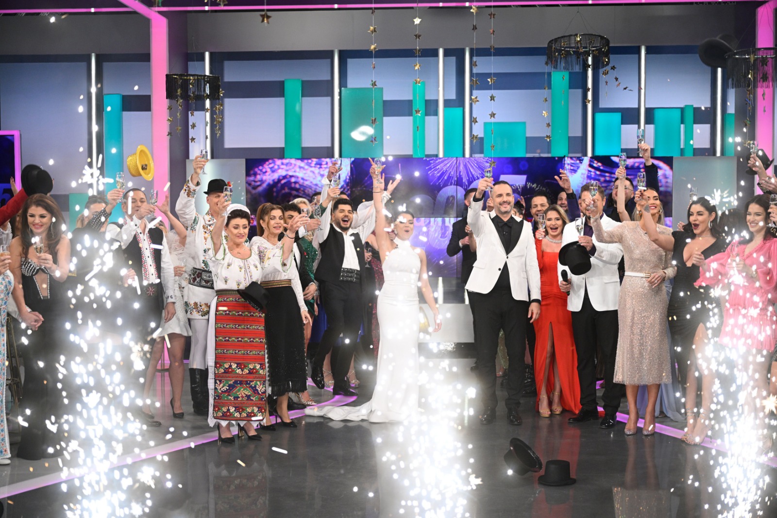 Karmen Minune și Mădălin Ionescu dau startul programului de Revelion la Antena Stars. Cine vor fi invitații lor