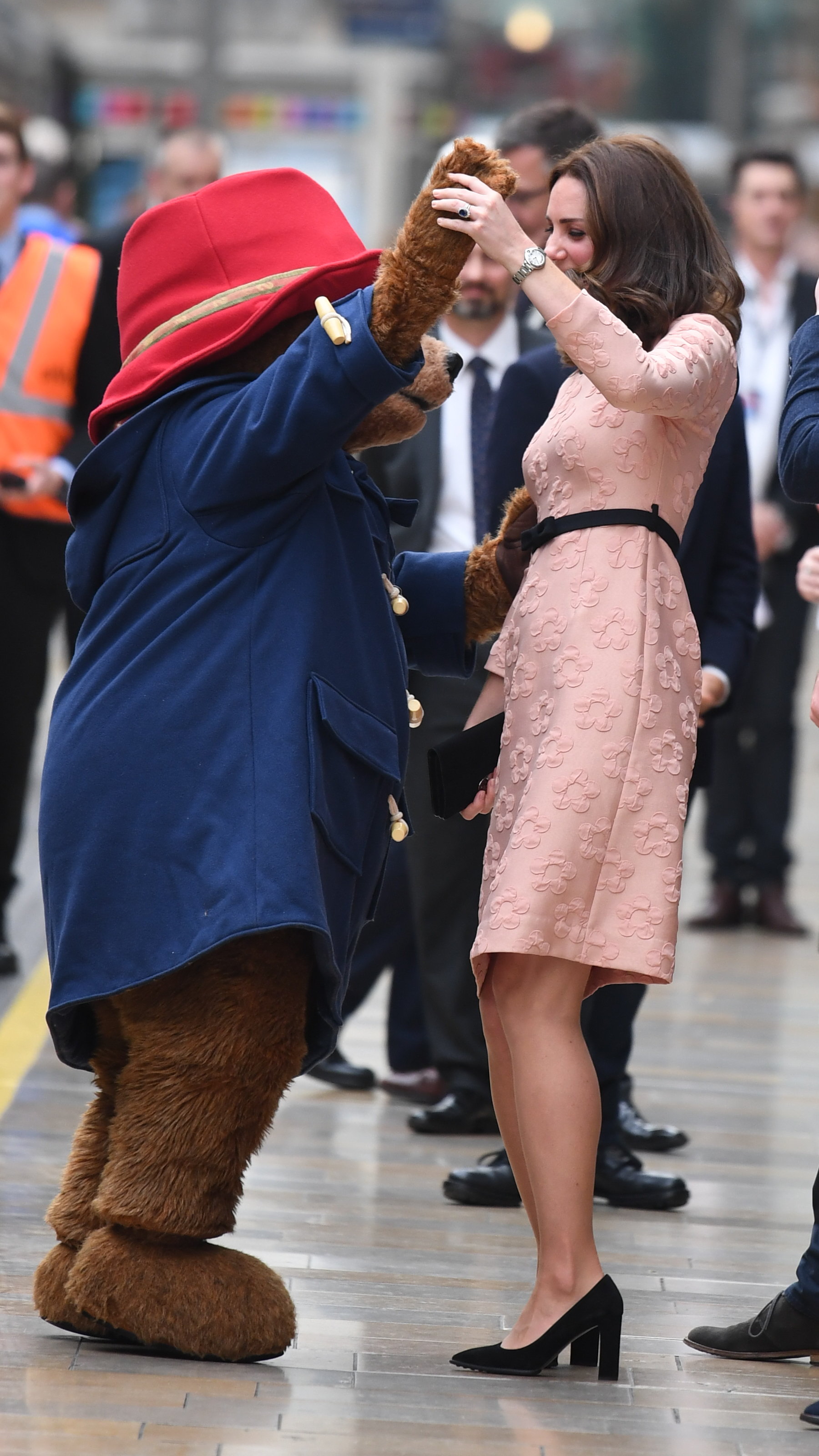 FOTO| Moment unic: Kate Middleton, însărcinată, a dansat cu Ursulețul Paddington în mijlocul străzii