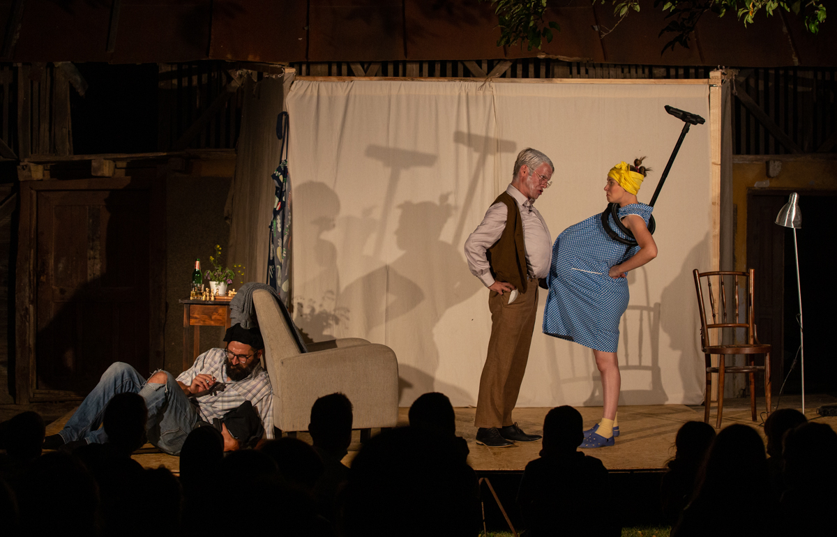 “Cultură’n șură”. O trupă de tineri artiști transformă curțile sătenilor în scene de teatru, de opt ani: “Dacă locuiești într-un sat, nu înseamnă că trebuie să fii izolat cultural”