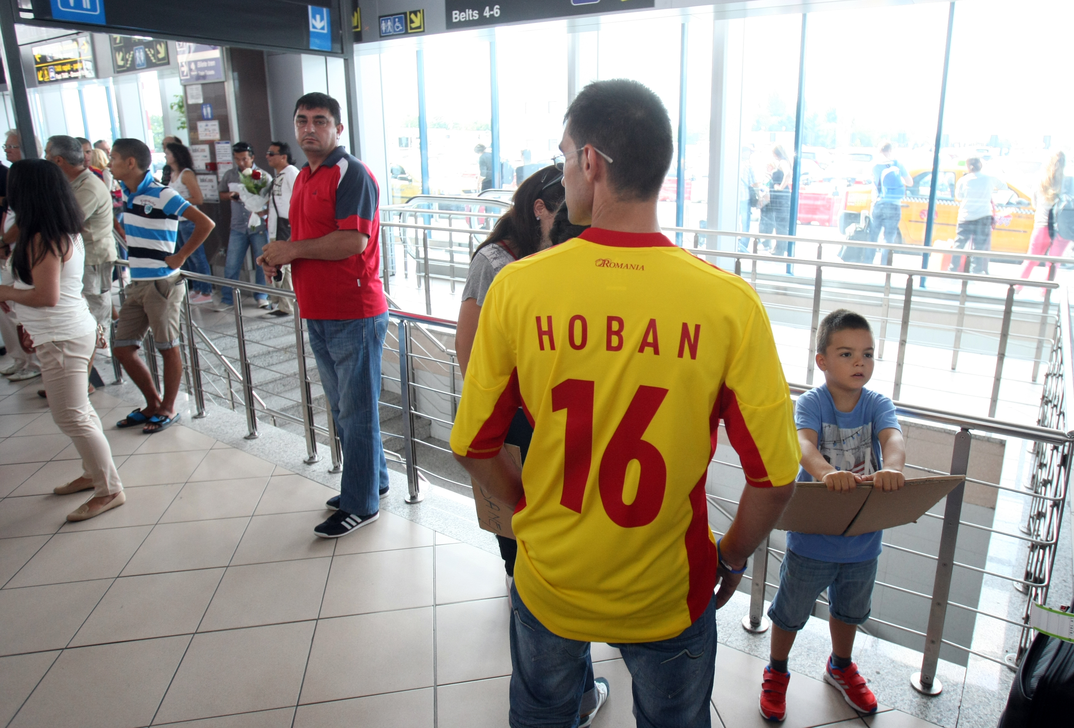 FOTO / Hoban, aşteptat ca un erou. ^Budescu, cu ochii după bijuterii, ”Tătă” a luat taxiul de la automat