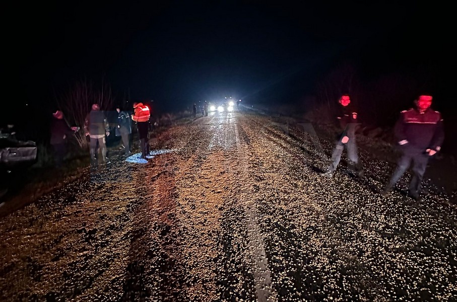 Trei oameni au rămas încarcerați după un accident între două mașini în județul Satu Mare