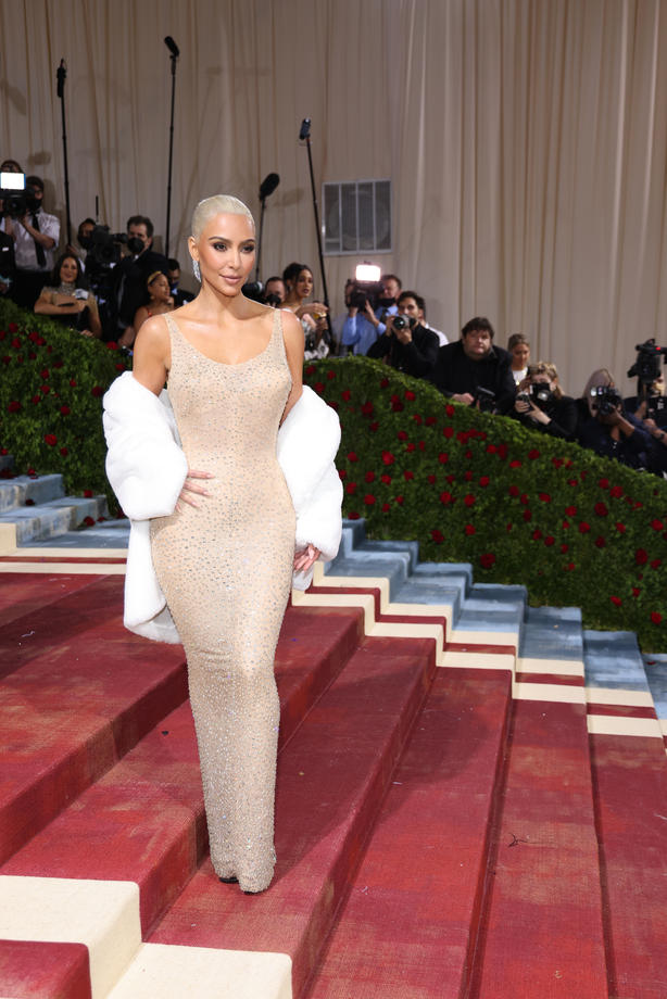 Kim Kardashian, fără machiaj și fără filtre. Cum a fost fotografiată vedeta când credea că nu o vede nimeni