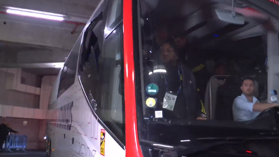 Meciul Marseille - Lyon nu s-a mai jucat, după ce autocarul oaspeților a fost atacat cu pietre, iar antrenorul Fabio Grosso a fost umplut de sânge