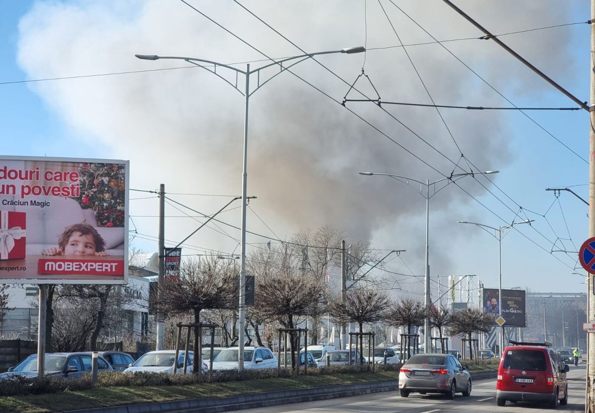 Incendiu puternic la un depozit de pe Bulevardul Iuliu Maniu din București. A fost emis un mesaj RO-Alert