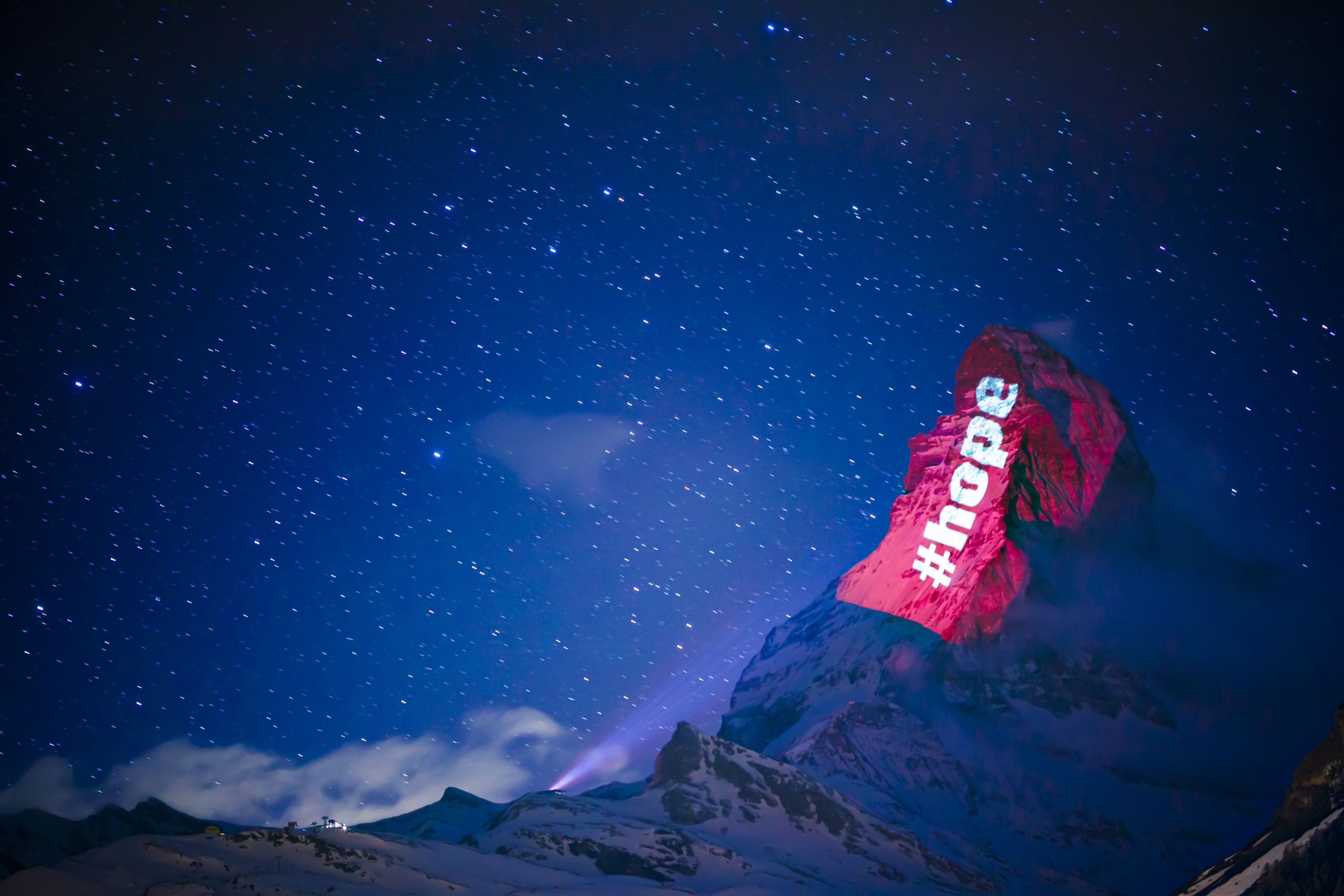 Elvețienii, îndemnați să stea acasă prin mesaje proiectate pe vârful muntelui Matterhorn