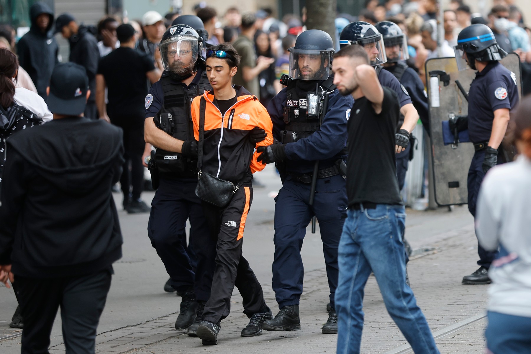 Peste 1.300 de persoane, arestate în a patra noapte de revolte în Franța. Emmanuel Macron și-a amânat vizita în Germania