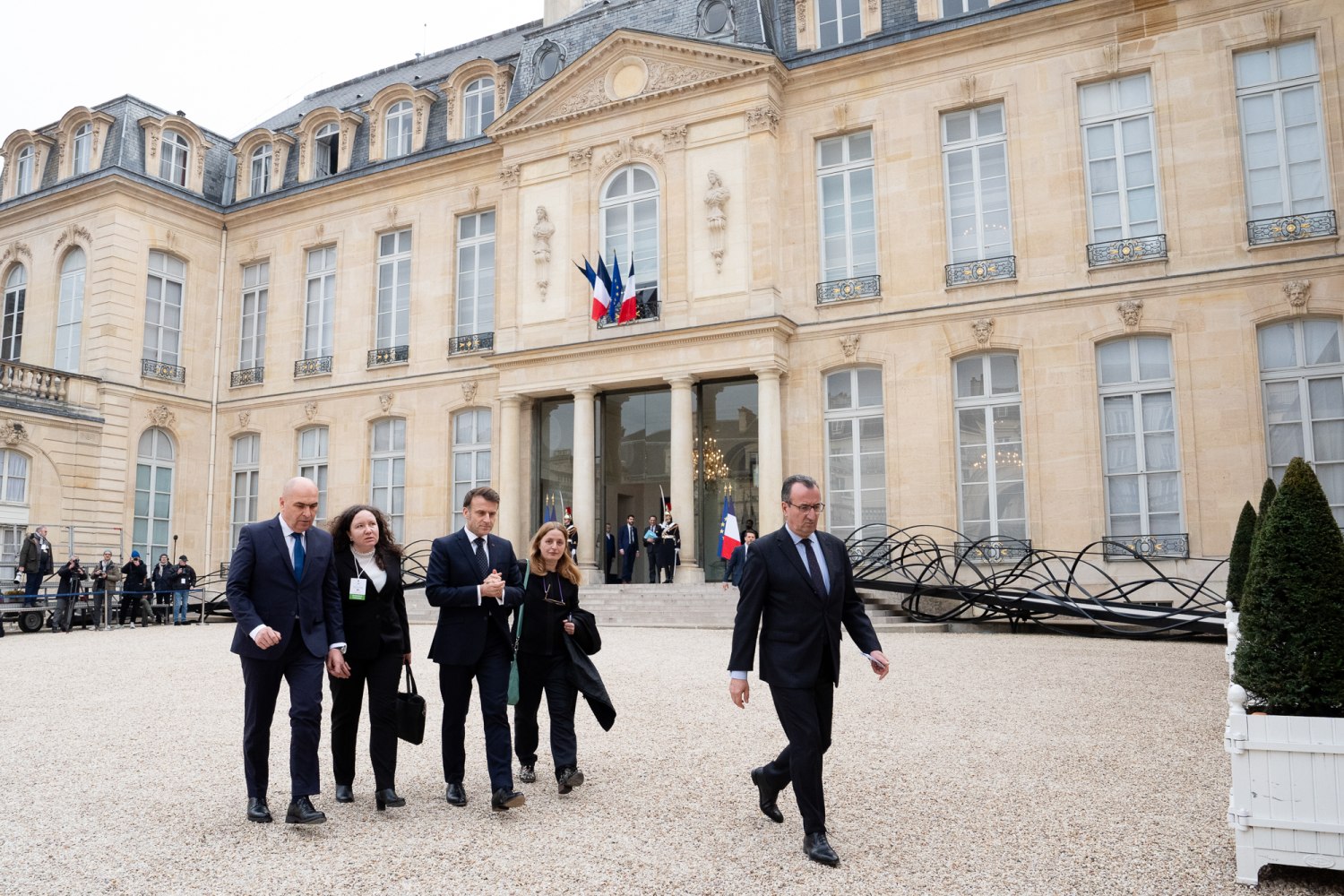 Ilie Bolojan, după discuțiile de la Paris cu Emmanuel Macron și videoconferința cu liderii europeni: „Suntem în vremuri dificile. Vrem o pace justă în Ucraina”