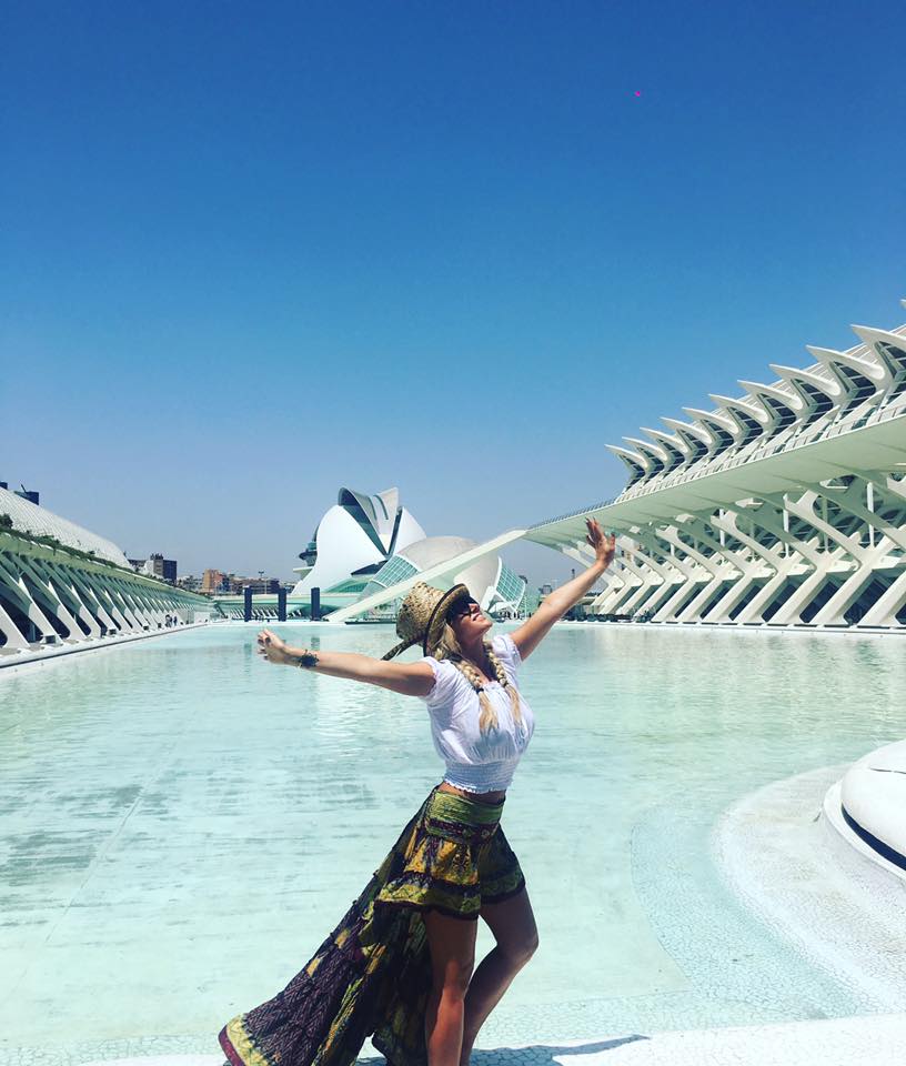 Vacanță de vedetă! Andreea Esca a pozat mai mai sexy decât manechinele Victoriaʼs Secret, iar Corina Caragea a făcut baie pe acoperiș!