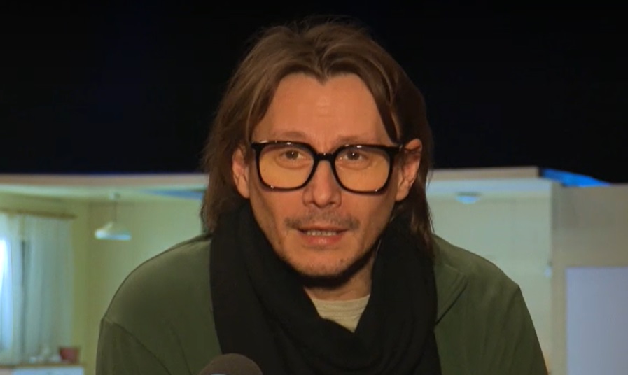 Cine e Basic Jackpot, care a lansat un podcast filmat în pat. Actorul Marius Manole a fost primul său invitat