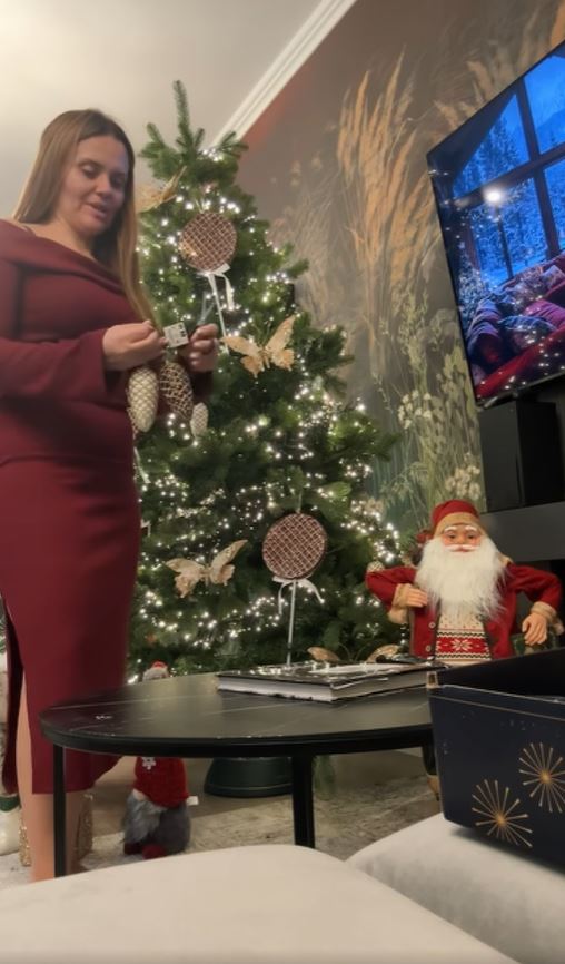Imagini din casa Cristinei Șișcanu, decorată de Crăciun. Mădălin Ionescu nu a fost încântat de brad: „L-ar vrea mai încărcat, mai bogat”