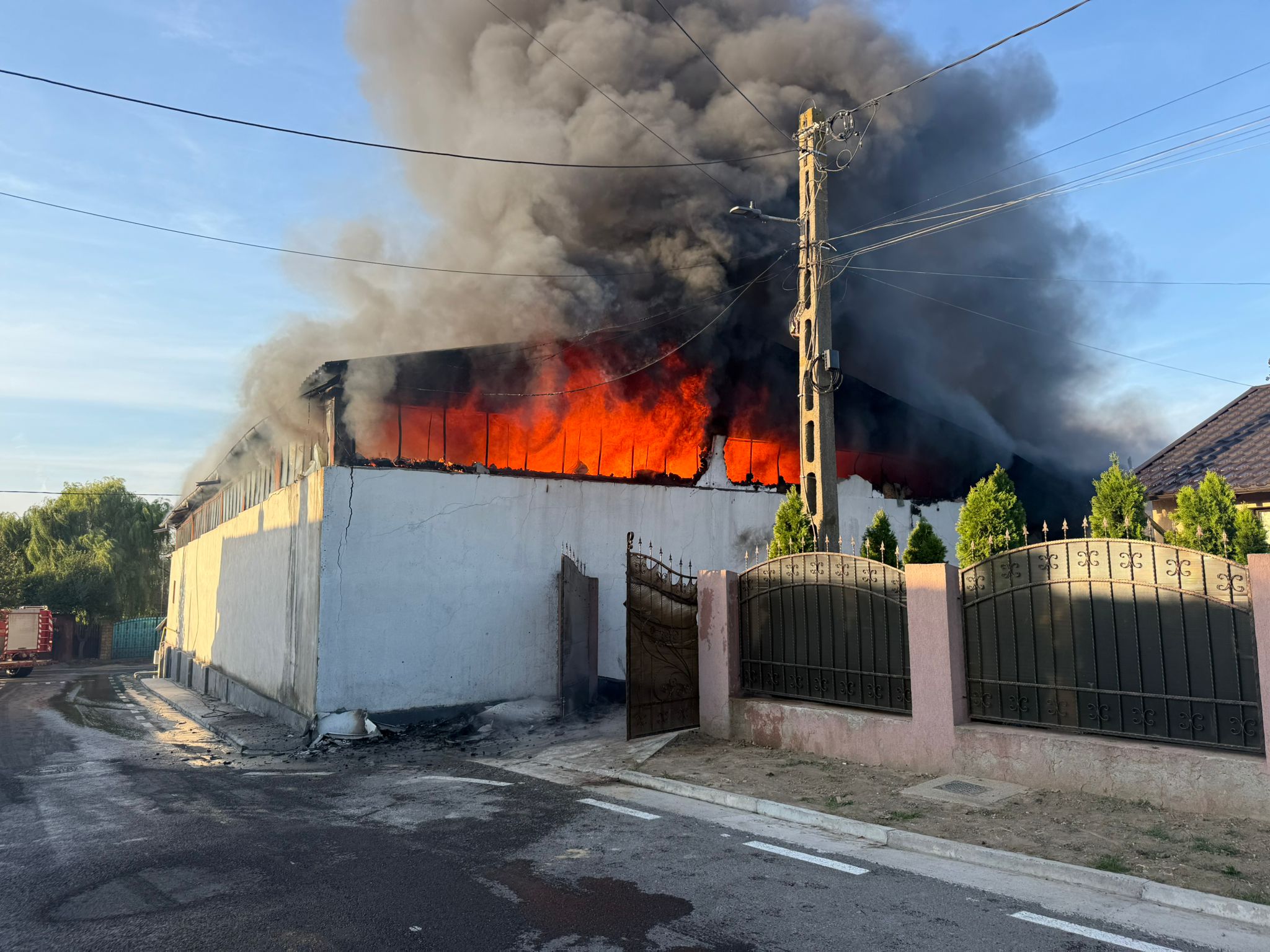 Incendiu violent la o hală din Galați. Flăcările au cuprins sute de metri pătrați. Cauza focului a fost stabilită de pompieri