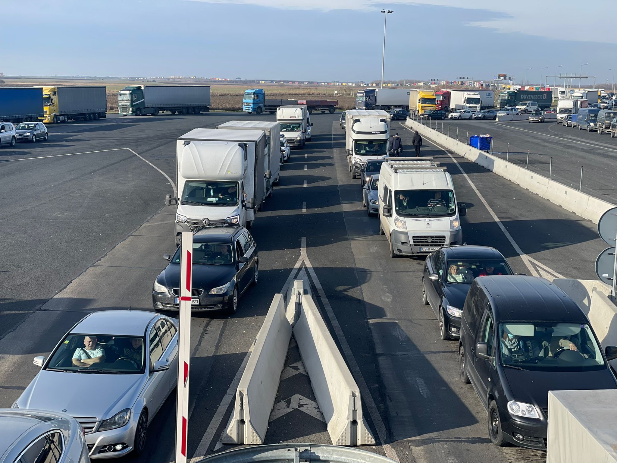 Cozi uriașe și timpi mari de așteptare la intrarea în țară, la Nădlac. Șoferii așteaptă o oră pentru a intra în România