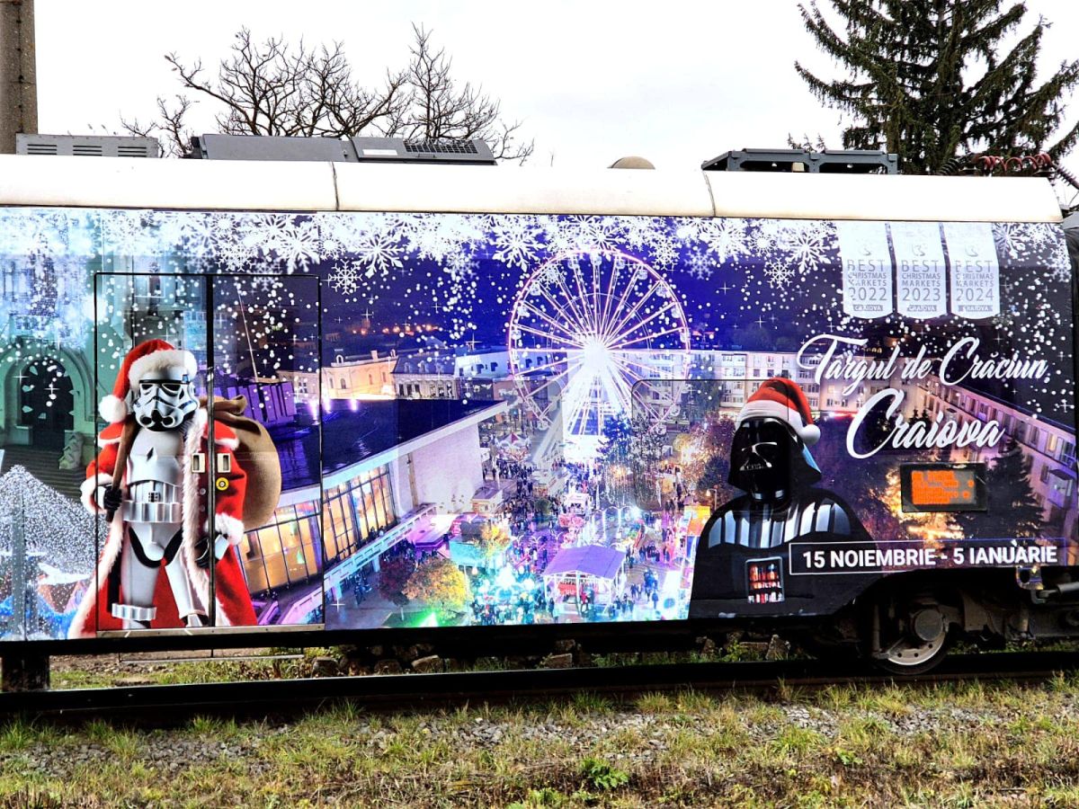 Târgul de Crăciun din Craiova, unde un mic costă 7 lei, e promovat pe cel mai modern tren din România, care circulă spre Brașov