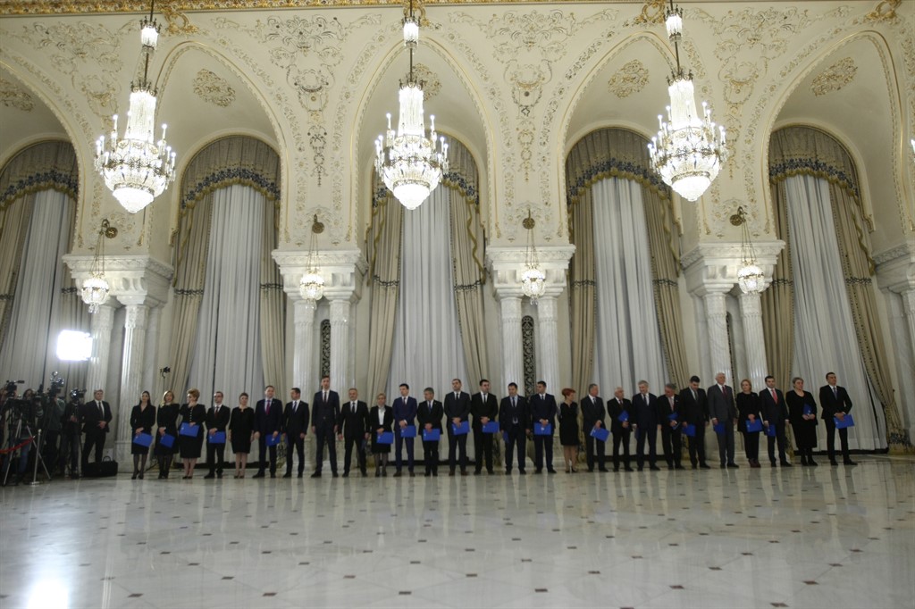 Cabinetul Grindeanu a depus jurământul; Iohannis, către Dragnea: Aflarăm de la televizor că sunteți singurul care cunoaște programul de guvernare: Învățați-i și pe ei! / GALERIE FOTO