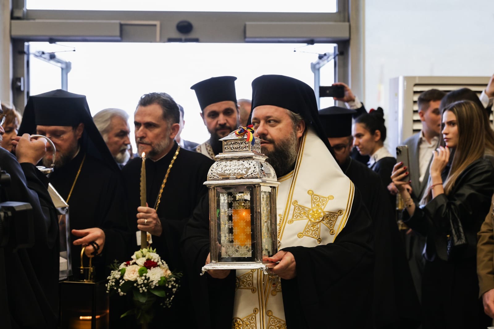 „Hristos a Înviat!” a răsunat sâmbătă la miezul nopții în întreaga Românie. „Un dar al iubirii lui Dumnezeu pentru noi toți”