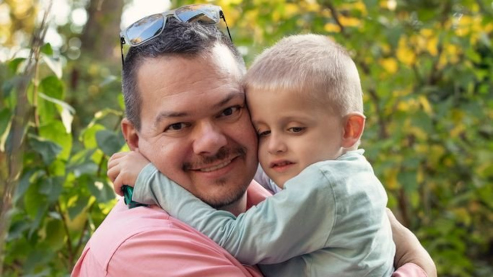 Kísérleti gyógyszerrel küzdenek Dusán életéért: az egész család külföldre költözött a gyógyulásáért