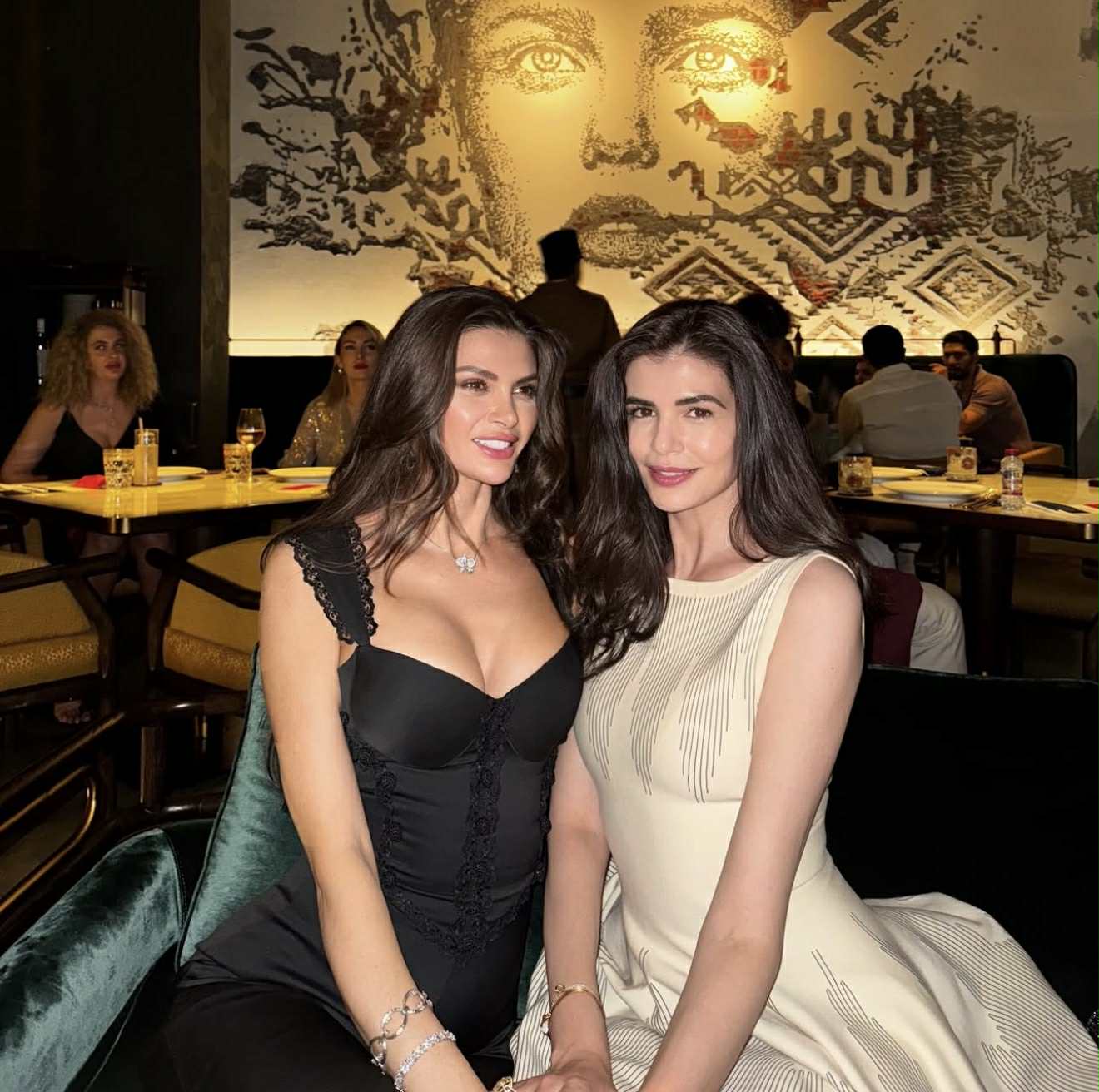Cum a filmat-o Irina Columbeanu pe Monica Gabor. S-au întâlnit în Dubai, unde petrec timp cu Ramona