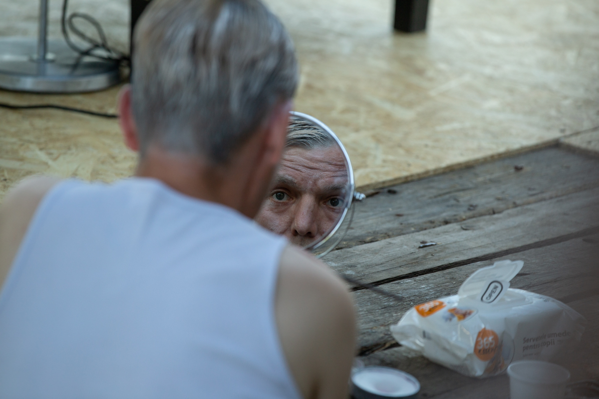 “Cultură’n șură”. O trupă de tineri artiști transformă curțile sătenilor în scene de teatru, de opt ani: “Dacă locuiești într-un sat, nu înseamnă că trebuie să fii izolat cultural”