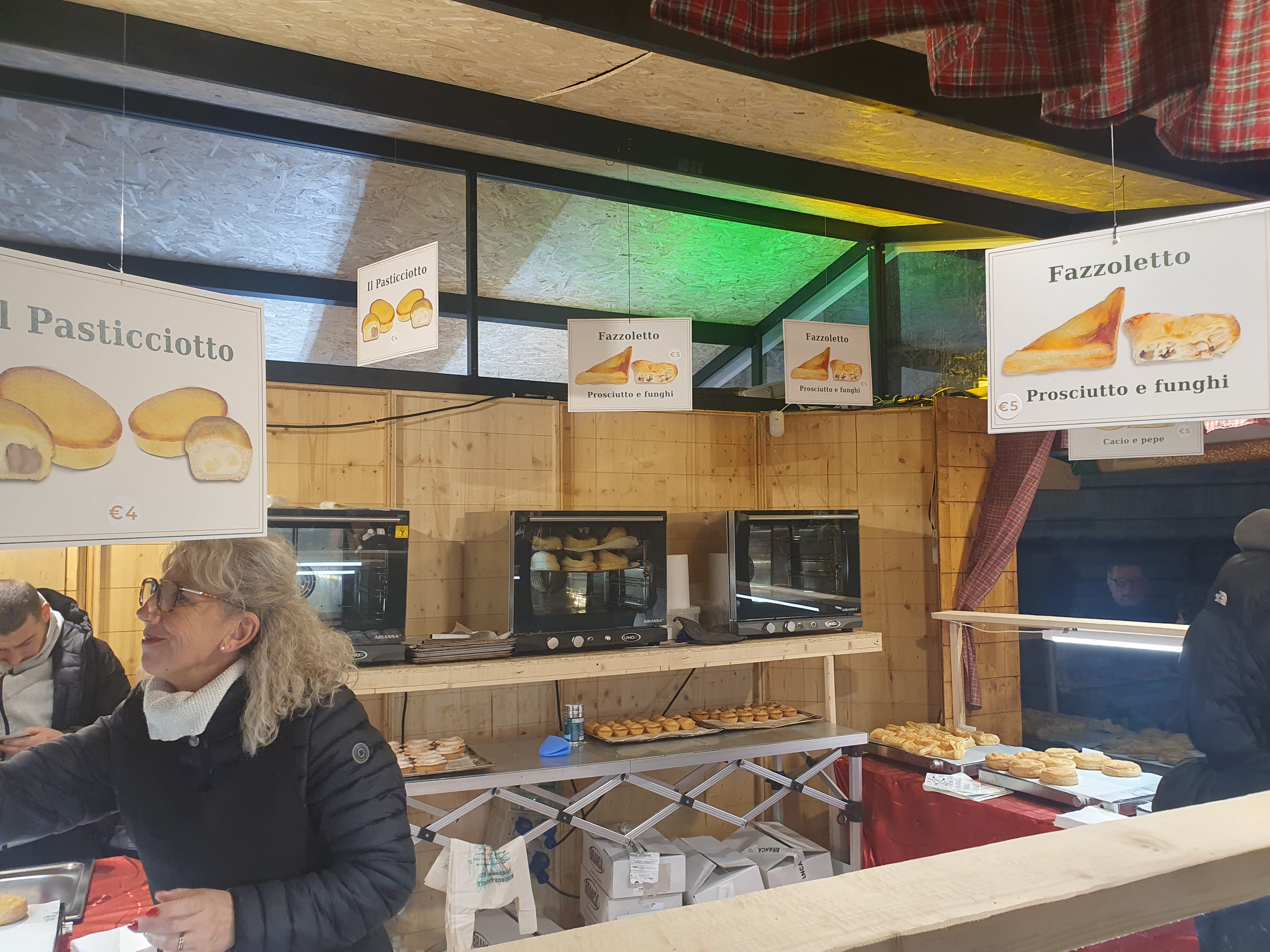 Târgul de Crăciun de la Milano, „stăpânit” de Tina și Milo, mascotele Olimpiadei de Iarnă 2026. Cât costă un pahar de vin fiert, o porție de street-food sau brânzeturile italienești