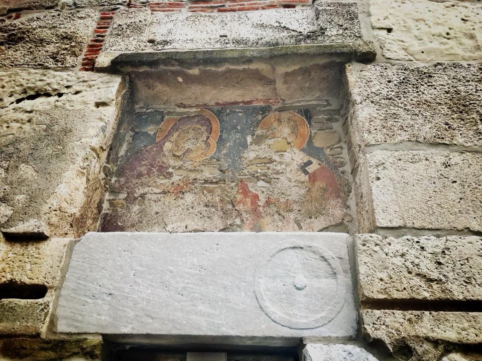 Cea mai veche biserică din România în care încă se mai slujește. E ridicată pe ruinele unui templu păgân