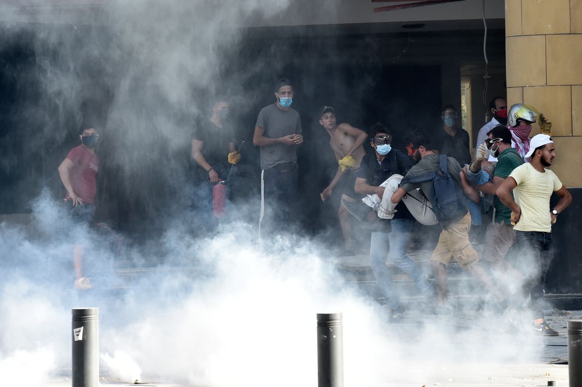 Proteste violente în Beirut | Manifestanții au ocupat mai multe ministere. Peste 200 de persoane au fost rănite, iar un polițist a fost ucis