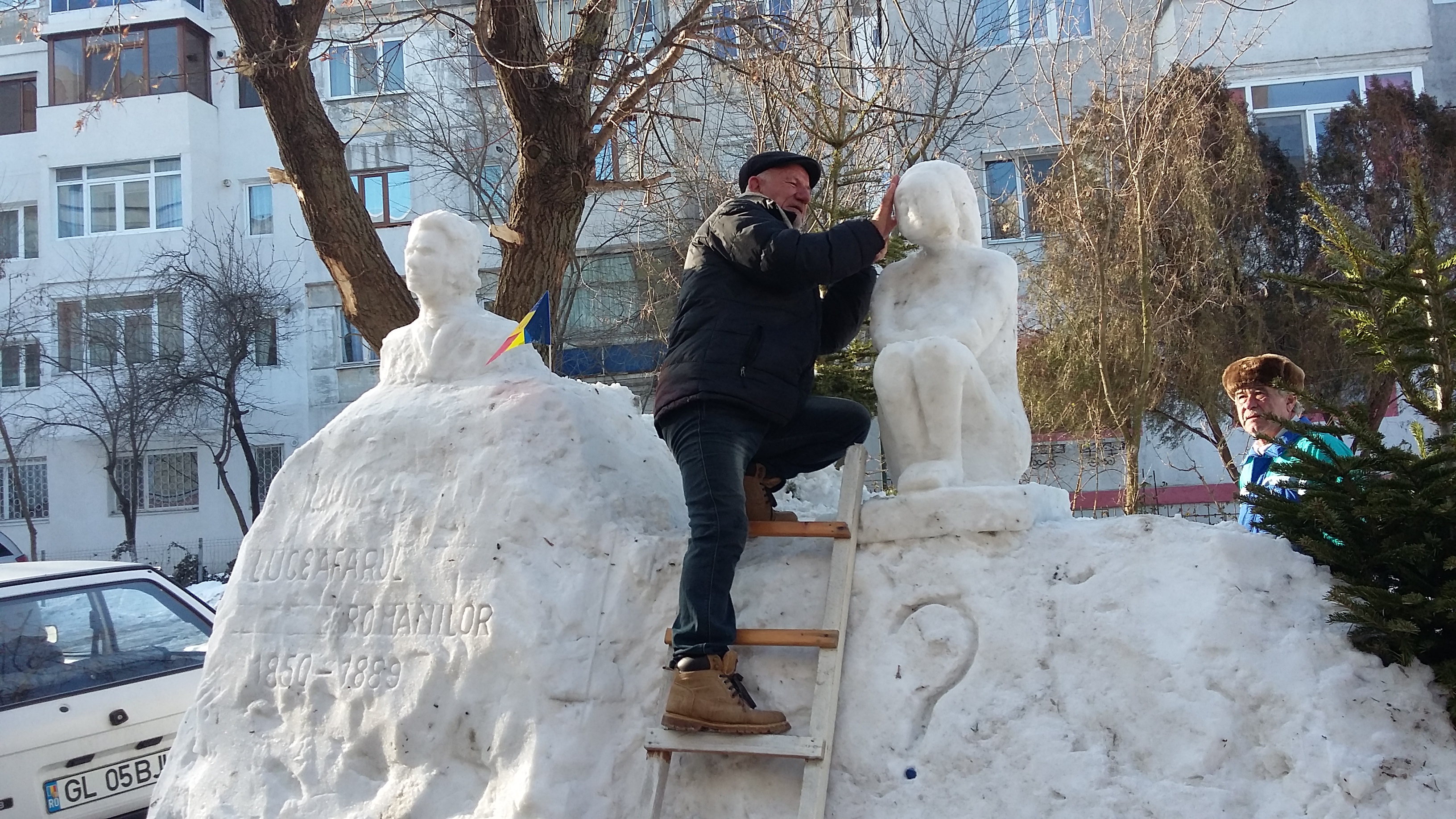 Bustul lui Eminescu și Cumințenia Pământului între blocurile din Galați GALERIE FOTO
