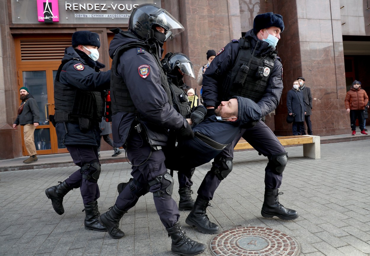 Peste 4.000 de arestări la protestele din Rusia față de invazia lui Putin în Ucraina. „Fără război” au strigat oamenii la Moscova