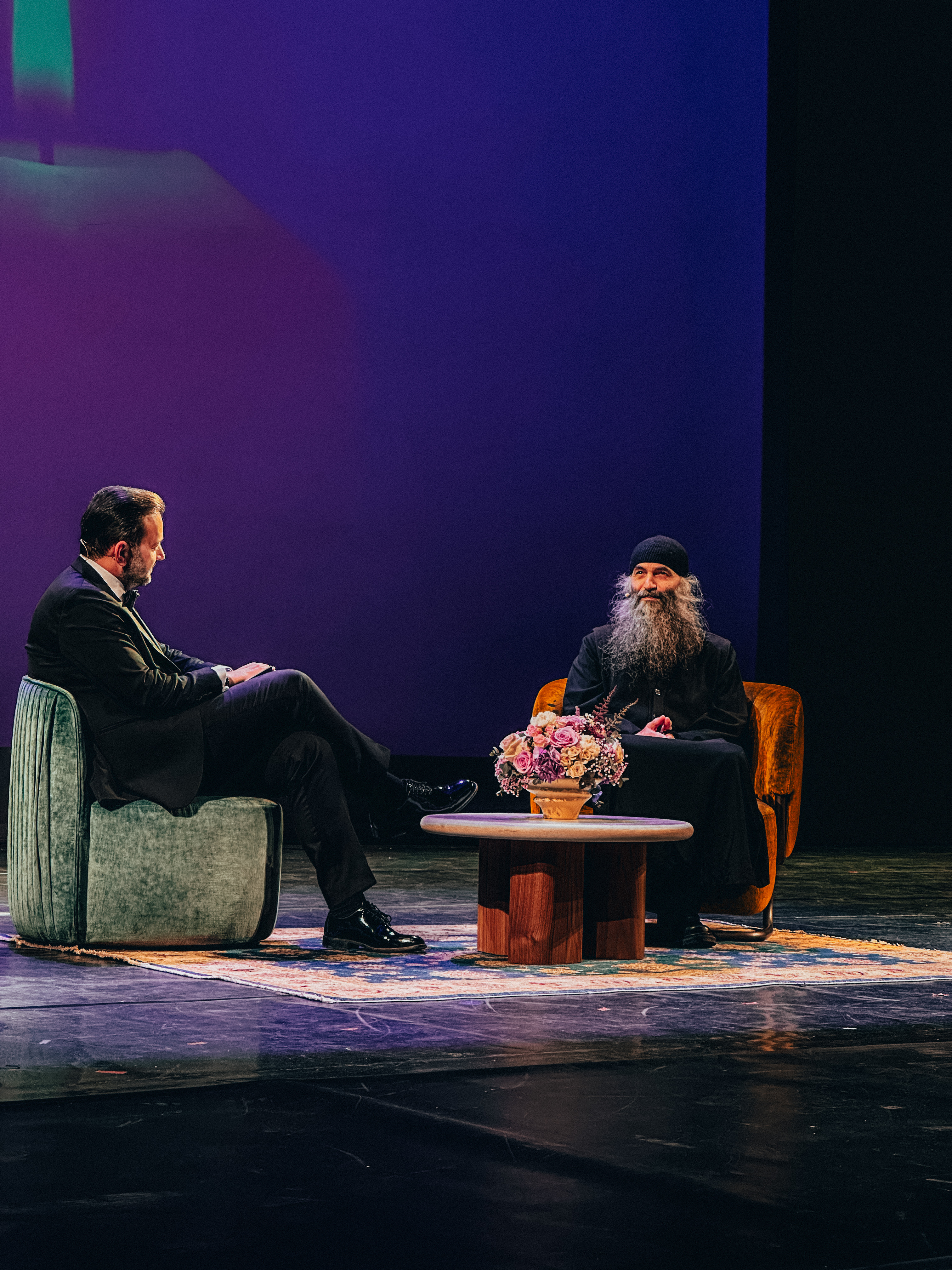 Cum au apărut părintele Pimen Vlad, doctorul Mihai Craiu, profesorul Constantin Dulcan, Dan Negru și Mihai Morar pe scenă la Opera Națională București